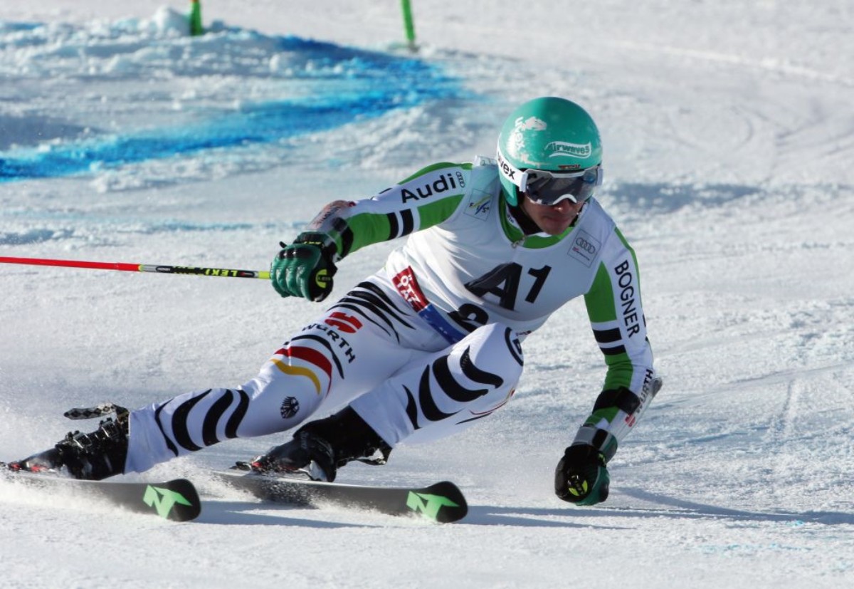 Skiing Skiing